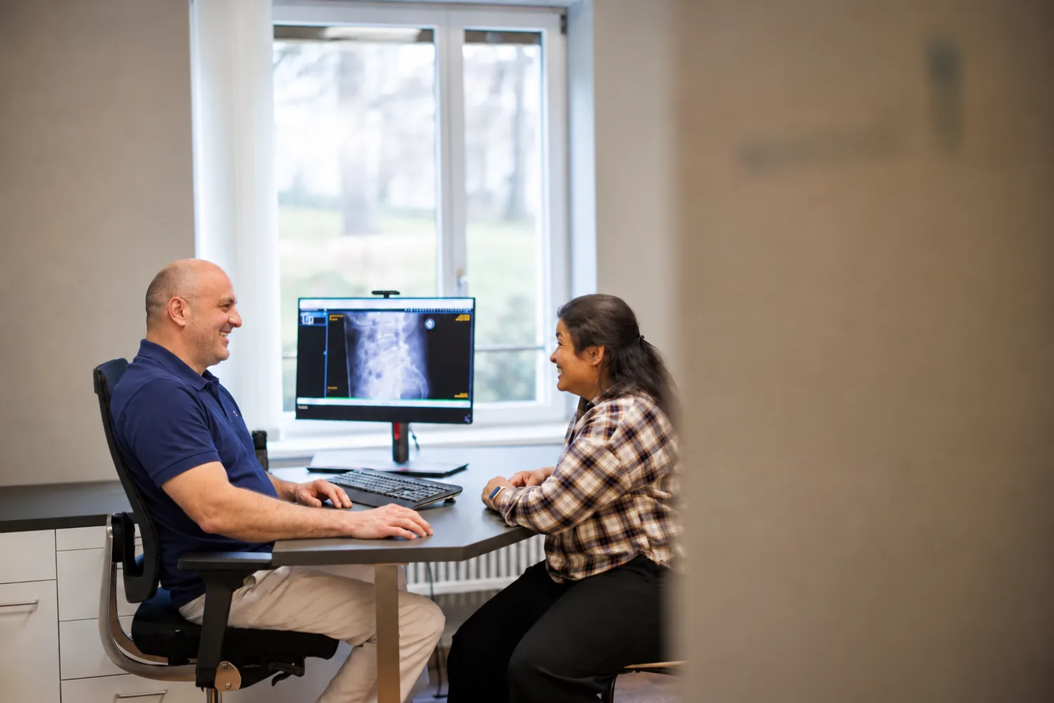 Dr. med. Igor Dichovski discussing an X-ray